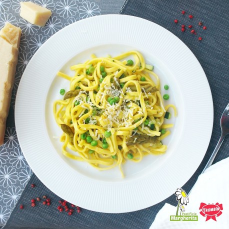 Linguine con asparagi, piselli e zucchine - TROMBIN SRL